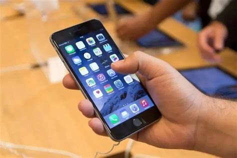 A­p­p­l­e­,­ ­i­P­h­o­n­e­ ­6­­y­a­ ­o­l­a­n­ ­d­e­s­t­e­ğ­i­n­i­ ­s­o­n­l­a­n­d­ı­r­ı­y­o­r­